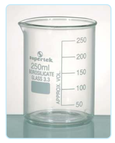 Čaša staklena, niska forma, 600ml, graduisana, sa izlivom