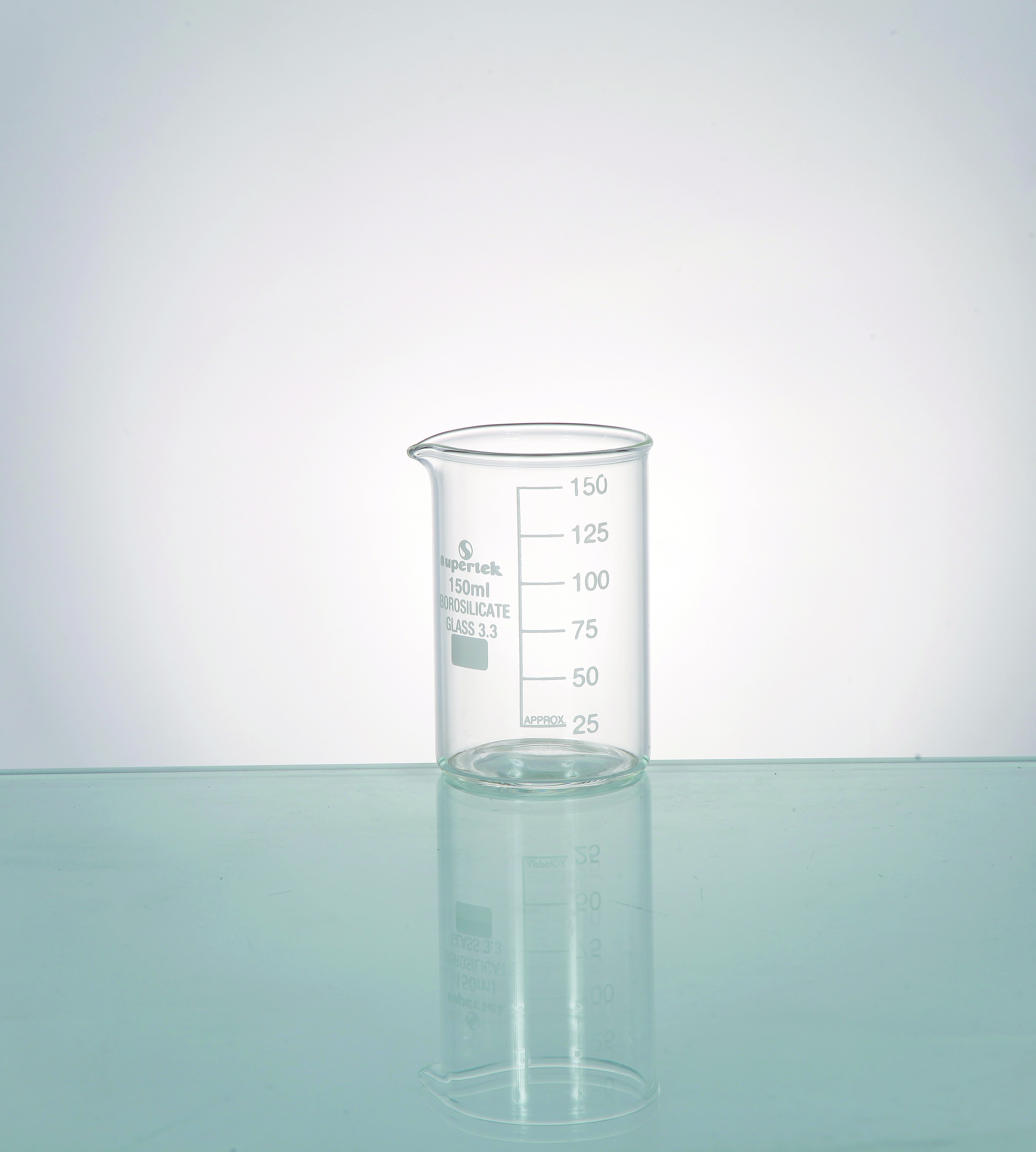 Čaša staklena, niska forma, 25ml, graduisana, sa izlivom